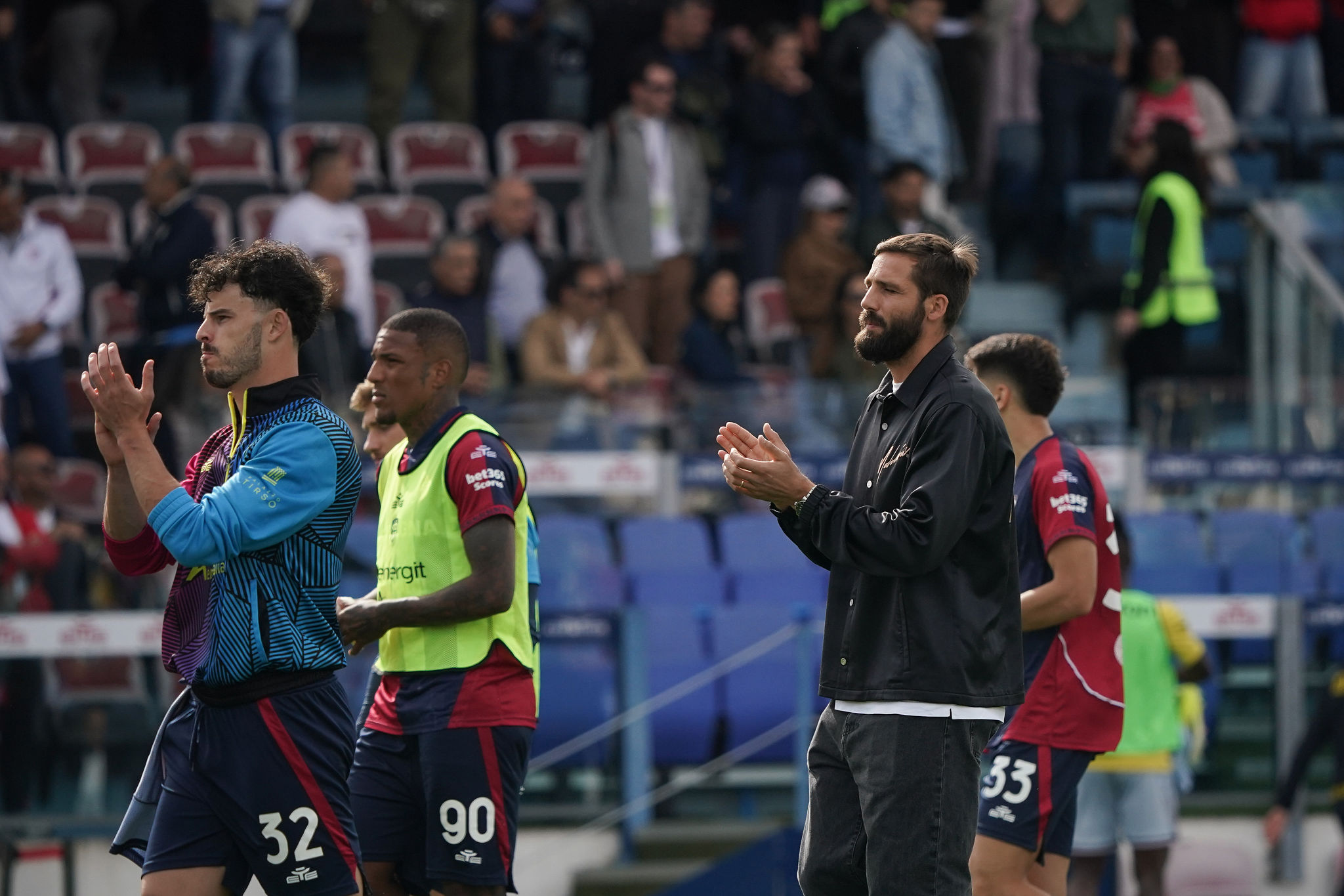 Pavoletti, il saluto all'Unipol Domus: il futuro del capitano tra campo e scrivania