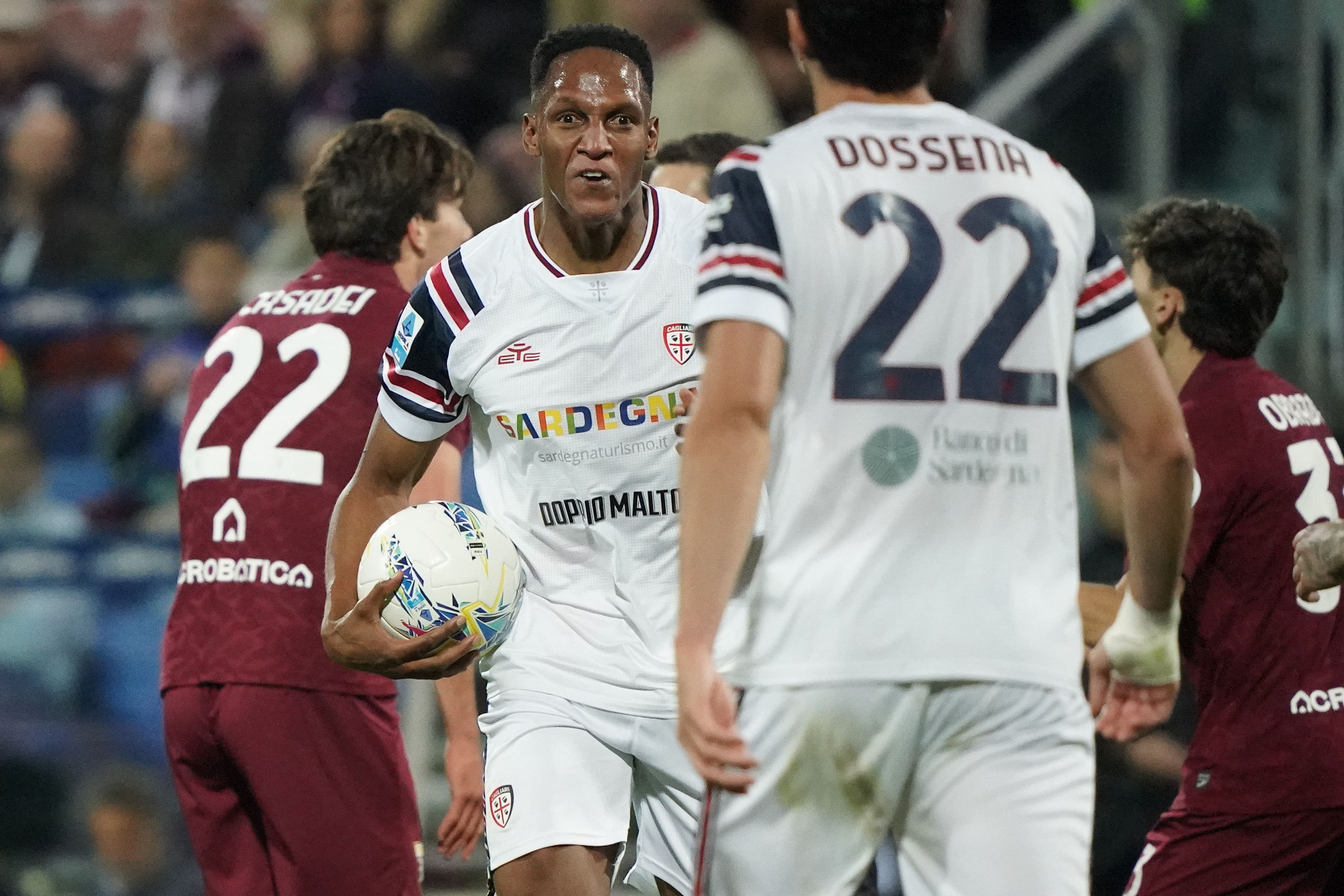 Mina, sirene di mercato dal Brasile. Due club pronti all'offerta, il Cagliari valuta