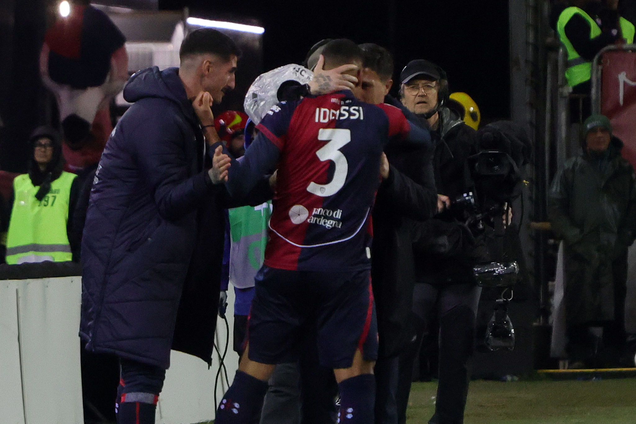 Un abbraccio rossoblù a Capoterra: il Cagliari fa tappa da Eye Sport tra l'entusiasmo dei tifosi