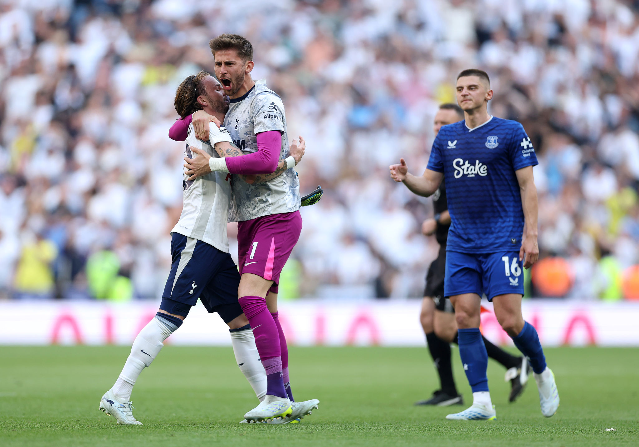 La Juventus punta Vicario: primo contatto con il Tottenham per l'ex portiere del Cagliari