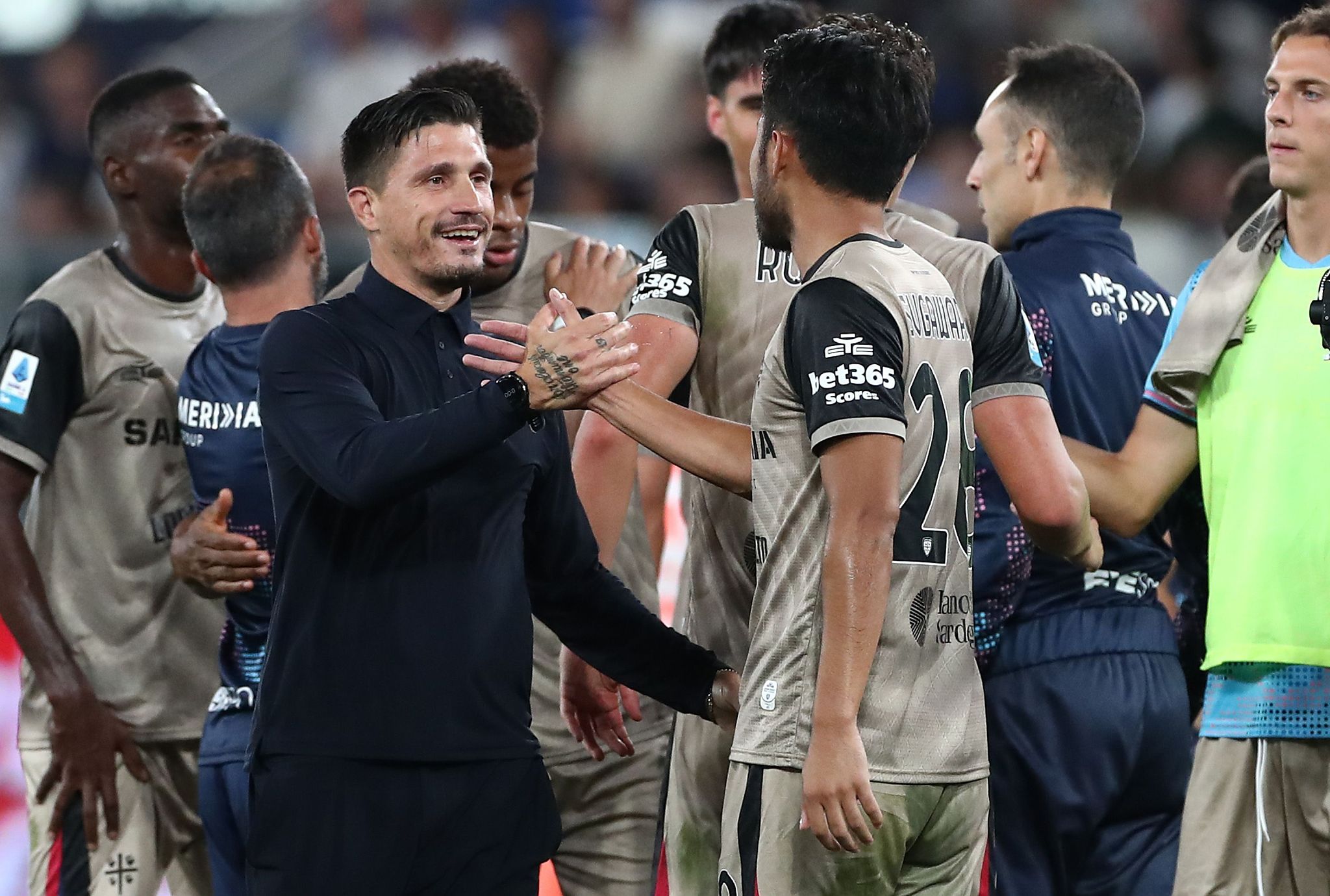 Cagliari, la maglia di Sugawara sbarca a Tokyo in un caffè sardo