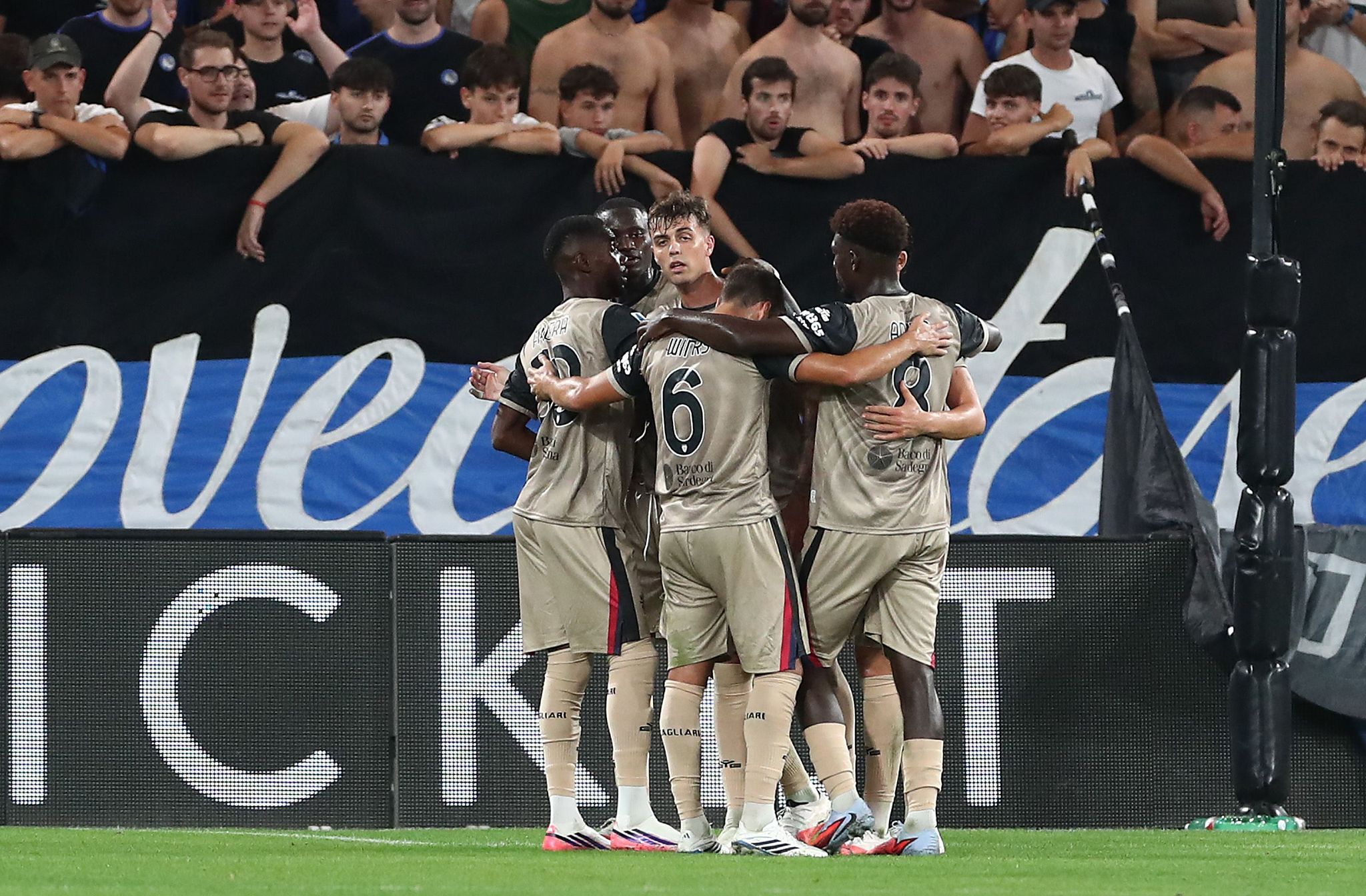 Player of the Month, vince Malen: tra i candidati anche Maldini del Cagliari