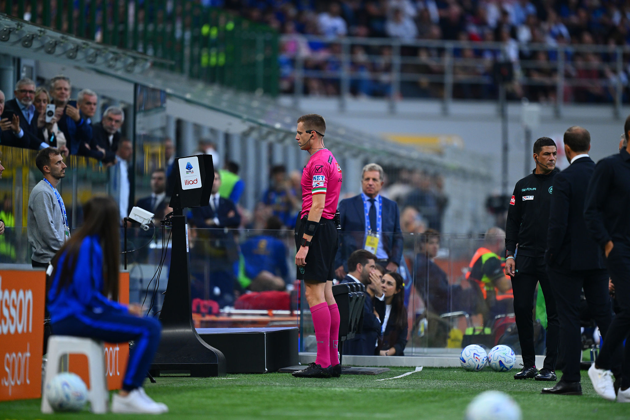Cagliari-Bologna, l’arbitro Kevin Bonacina dirige la sfida