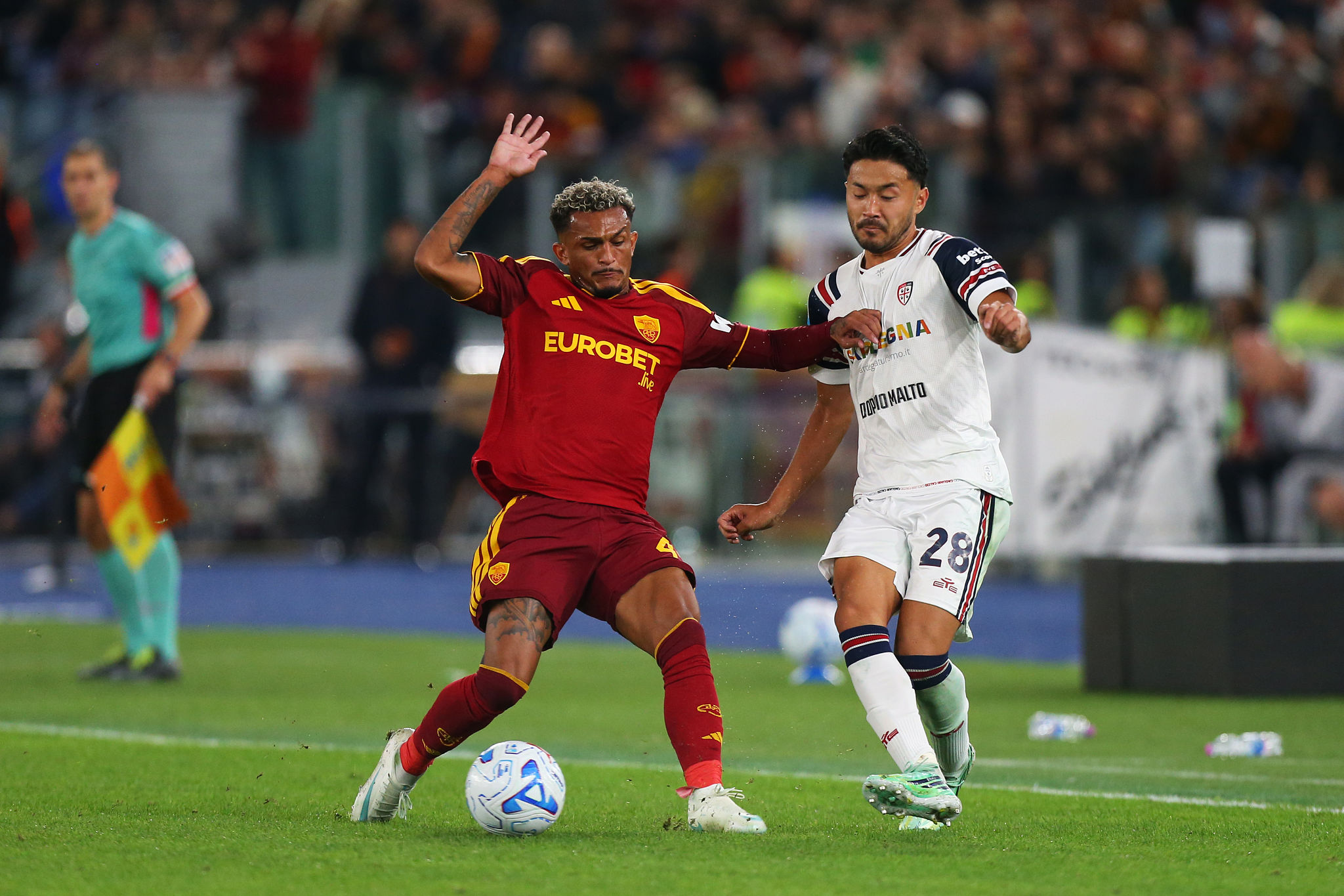 Cagliari, Sugawara titolare contro la Roma: sugli spalti esulta Chigusa Kuraishi